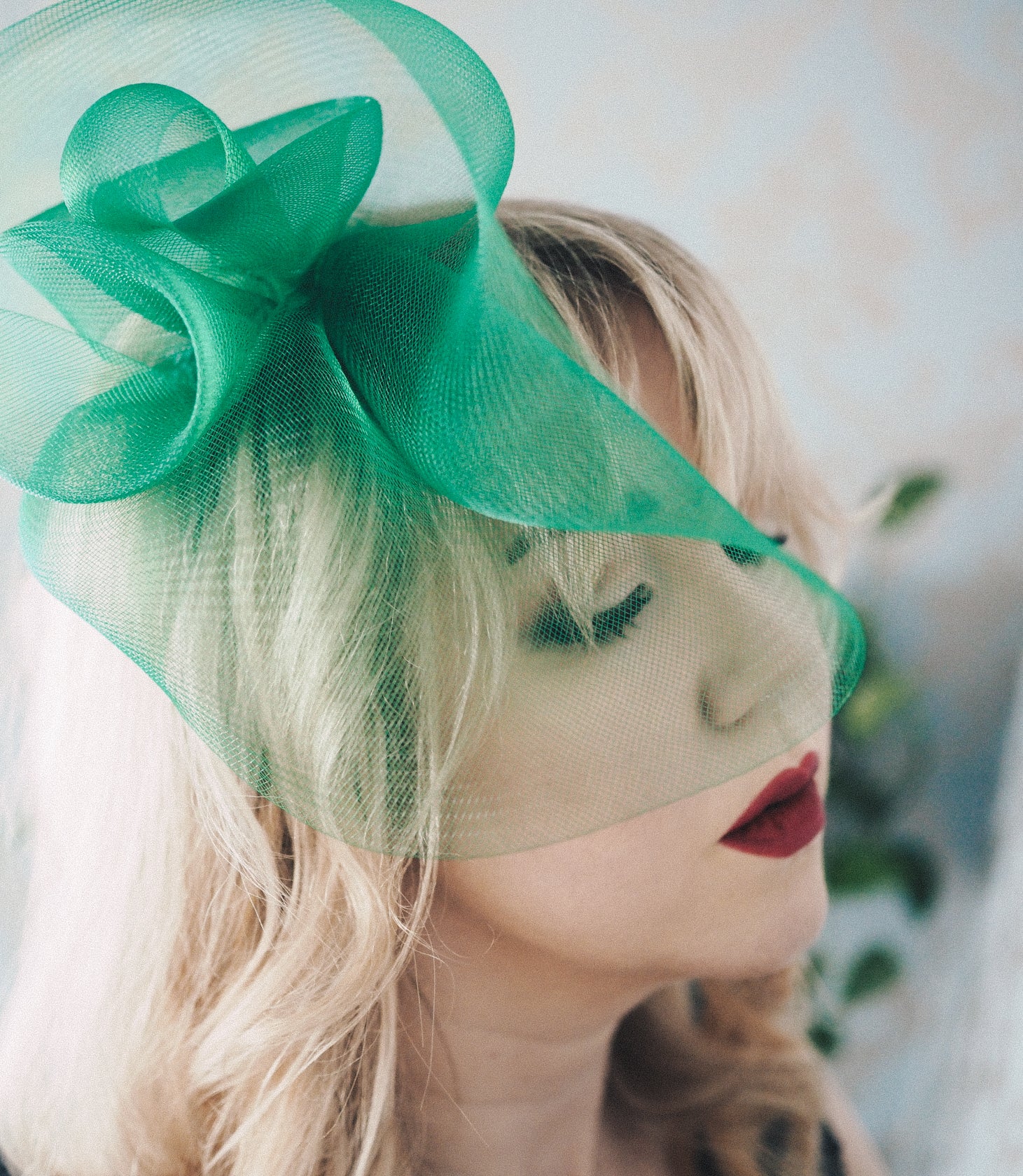 Mustahöyhen Crin Fascinator in Green