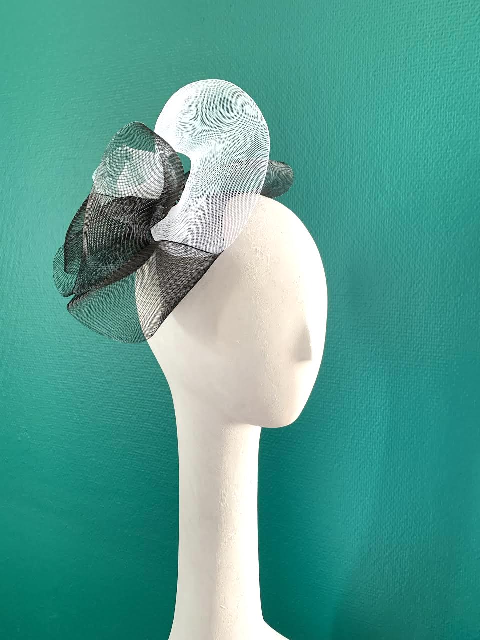 Mustahöyhen Crin Fascinator in Black & White