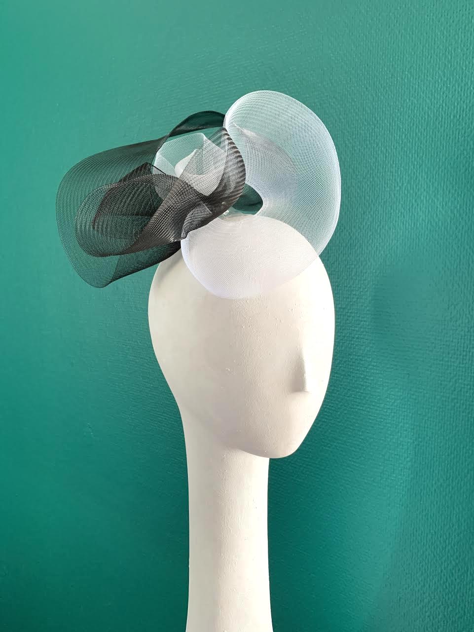 Mustahöyhen Crin Fascinator in Black & White