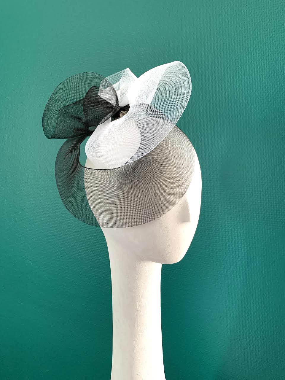 Mustahöyhen Crin Fascinator in Black & White