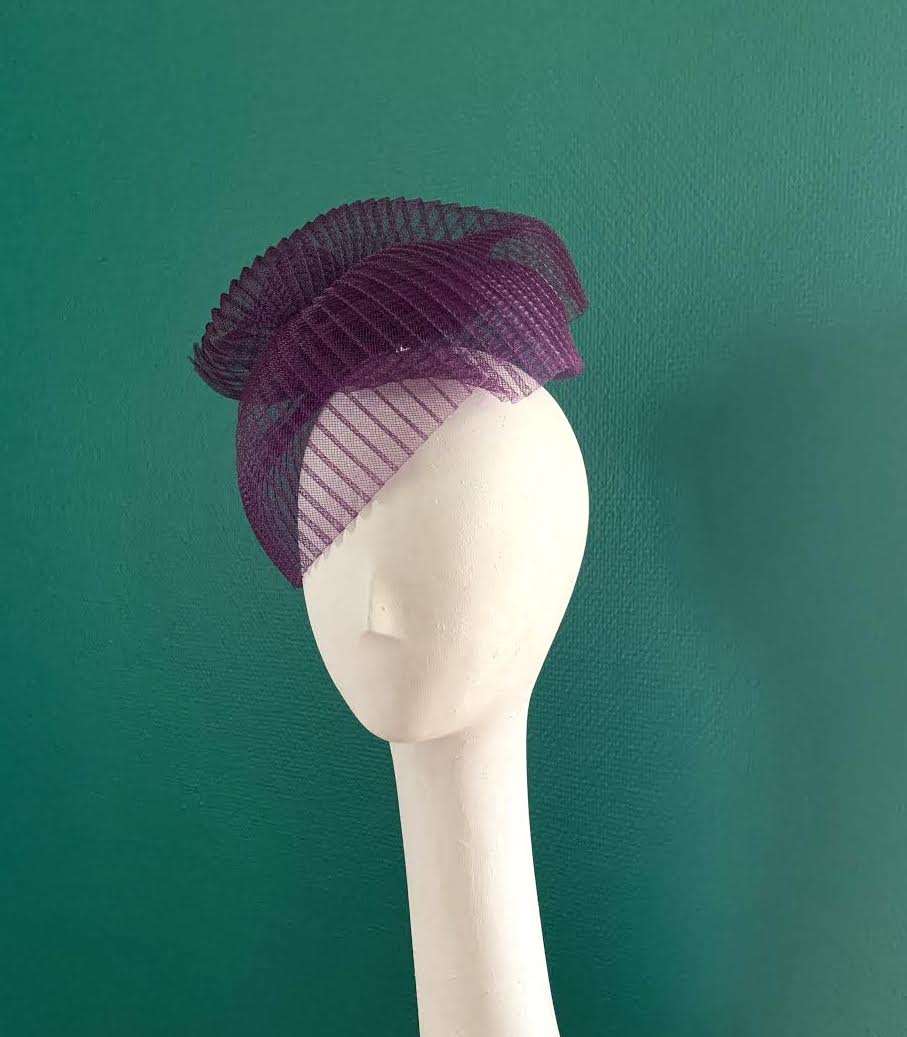 Mustahöyhen Crin Fascinator in Dark Plum