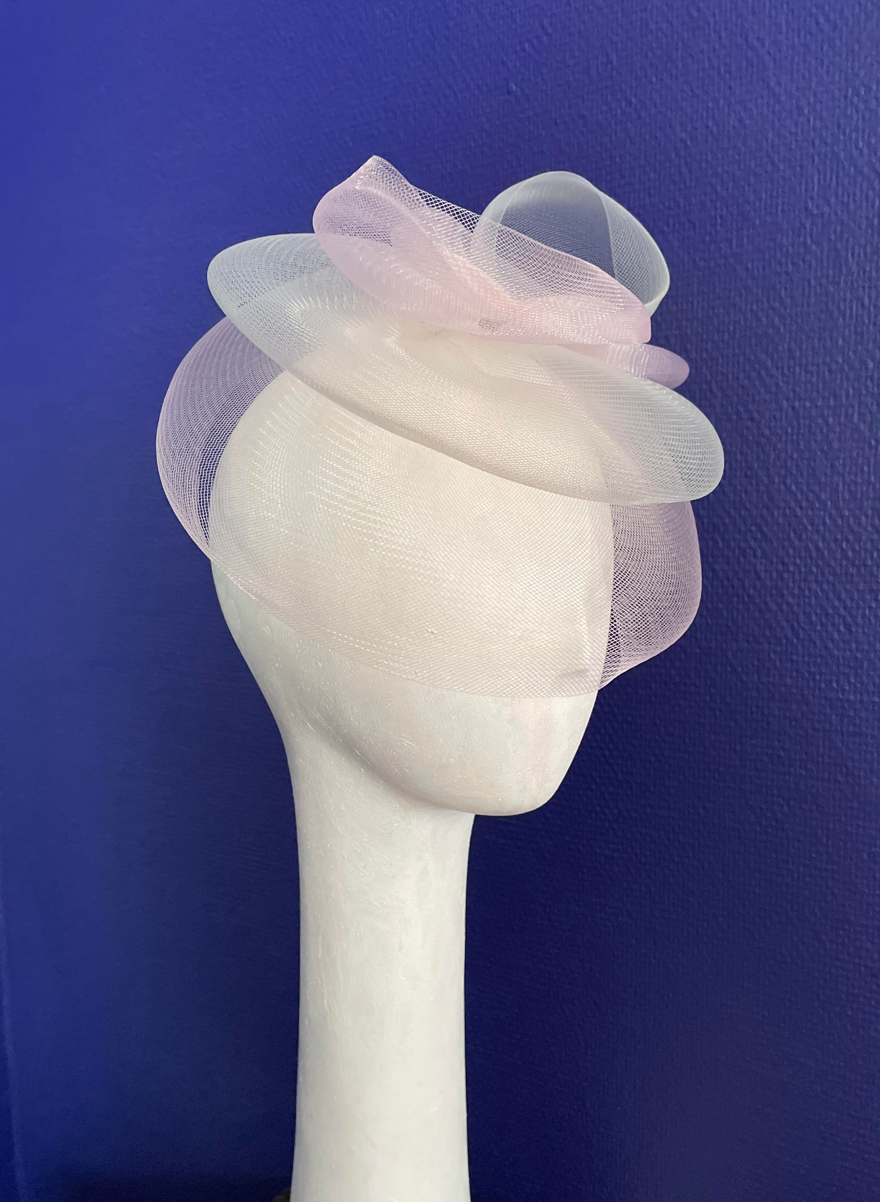 Mustahöyhen Crin Fascinator, Pastel Pink & Pearl