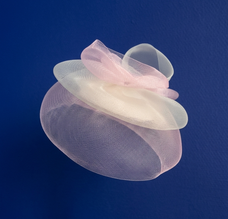 Mustahöyhen Crin Fascinator, Pastel Pink & Pearl
